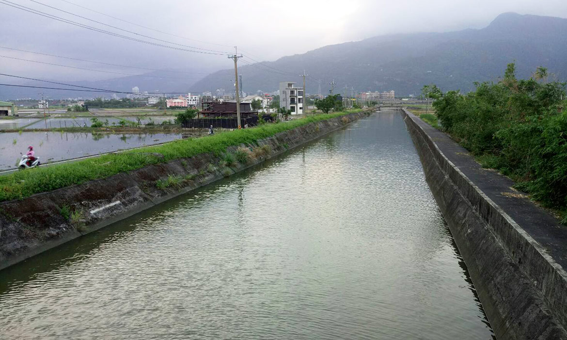 過了個山洞就到了一處新天地