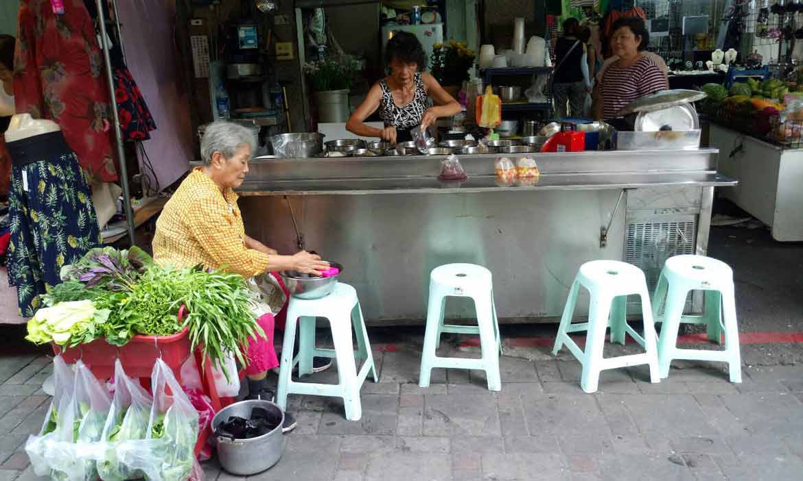好像整個市場都是左右鄰居，讓人一站就不想離開