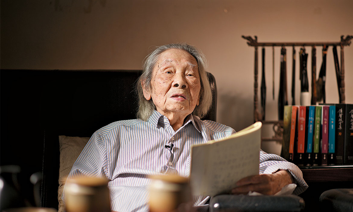 鍾肇政:「龍潭吾故鄉，發夢都來掛心腸。」