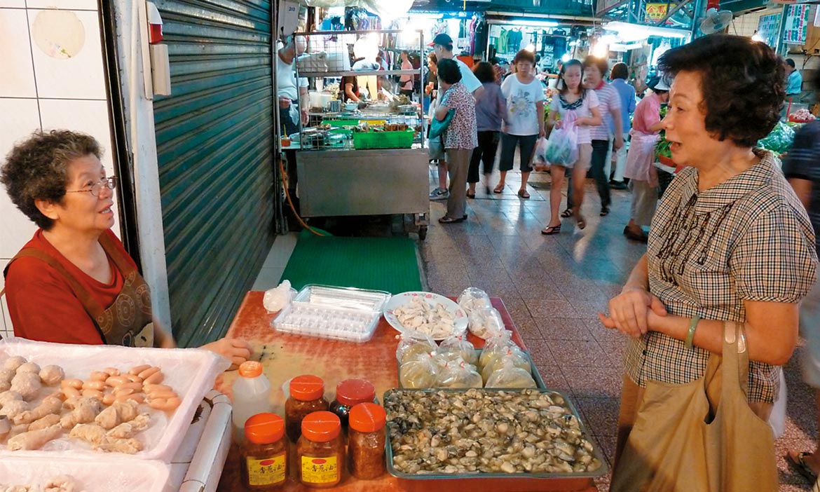 跟著府城媽媽去買菜，就像逛自家「灶腳」
