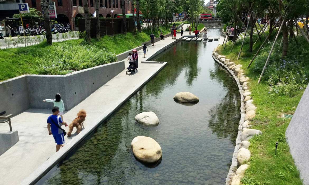 散步綠川流水，城市在顧盼之間明媚了起來