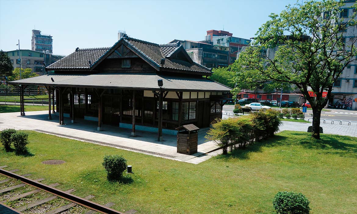 火車晃過百年基隆，第一條鐵路隧道與木造車站