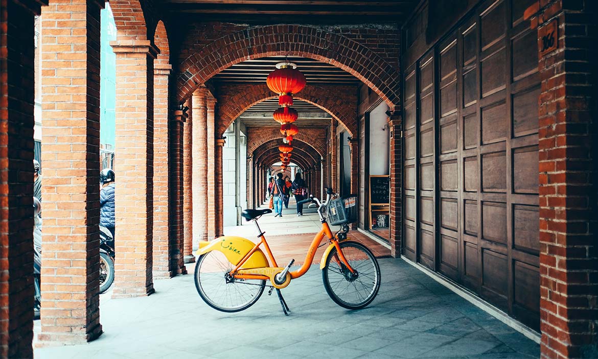騎著u-bike鑽進大稻埕，暖紅磚牆初體驗