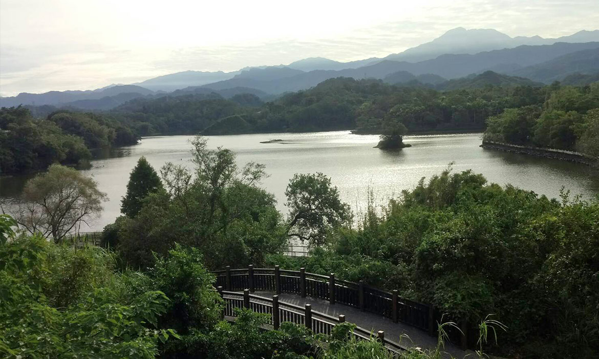 峨眉湖邊水天一色，美景當前讓人不想出門