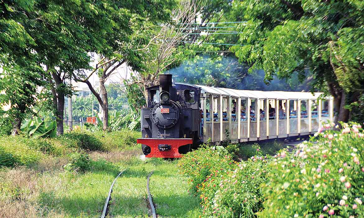溪湖糖廠 樂搭國寶級蒸氣火車，馳騁彰化平原巡田水