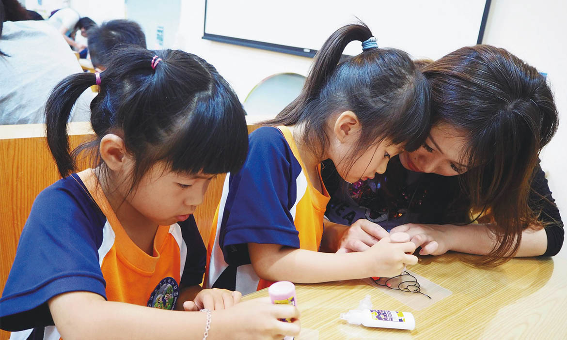進入玩色城堡，大玩色彩遊戲