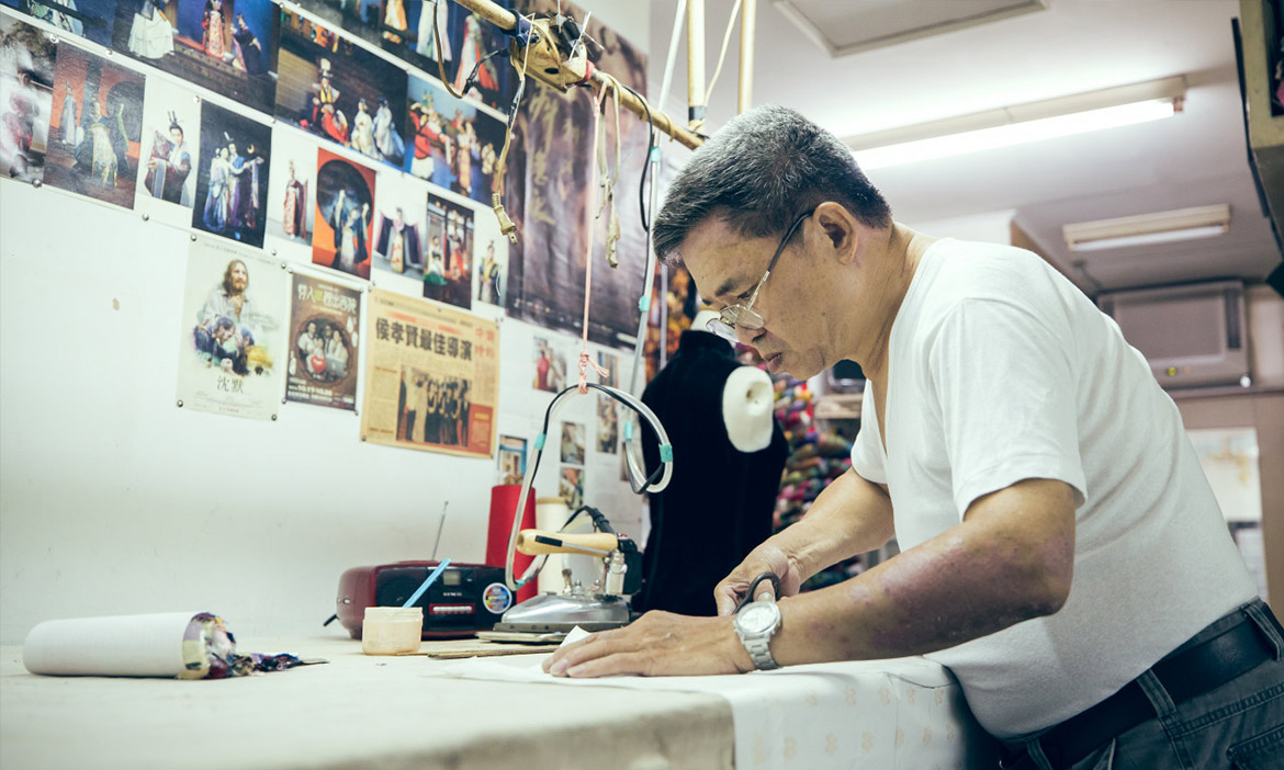從酒店旗袍到知名電影戲服，「玉鳳服裝號」陳忠信一身汗衫數十年如一日