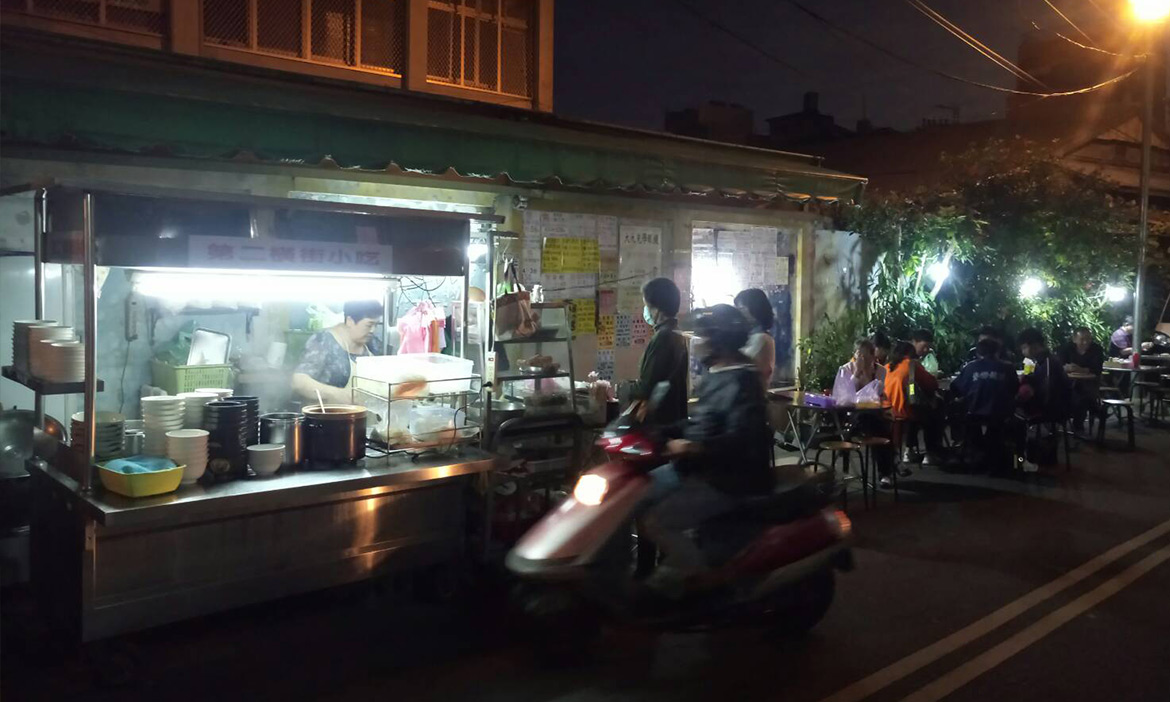 為了路邊攤的三角圓，再到台中東勢住一晚