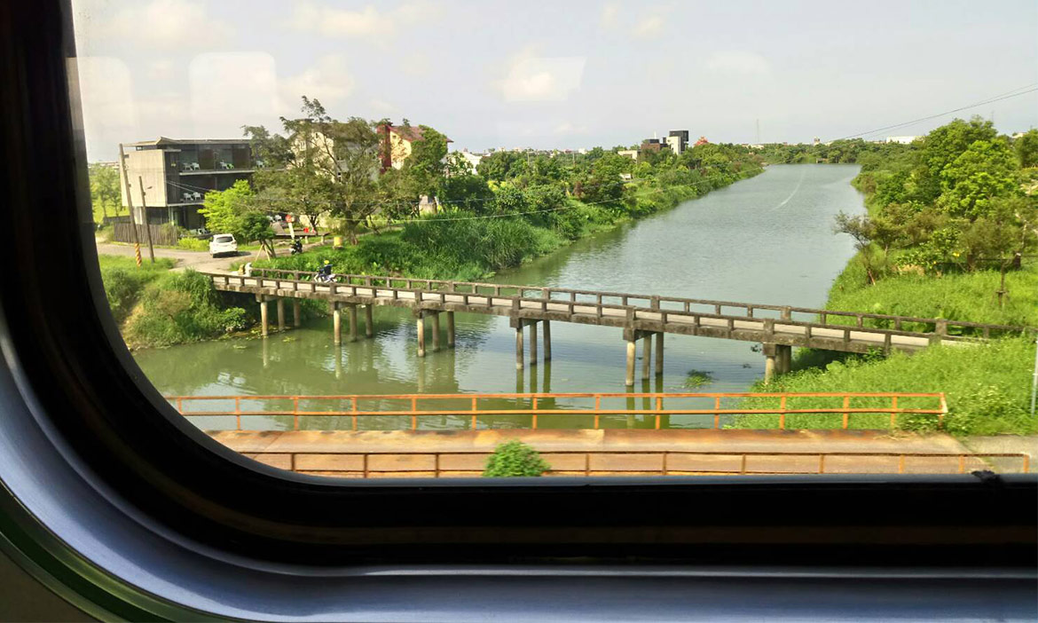 美好的冬山河岸之旅，從雨中火車窗的一瞥開始