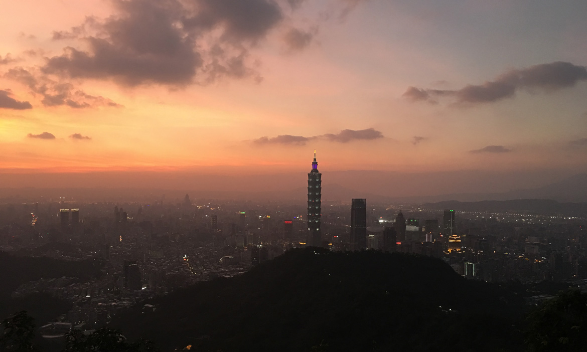 拇指山  大岩壁上的千字文，讓是孫悟空的緊箍咒，封印著這裡