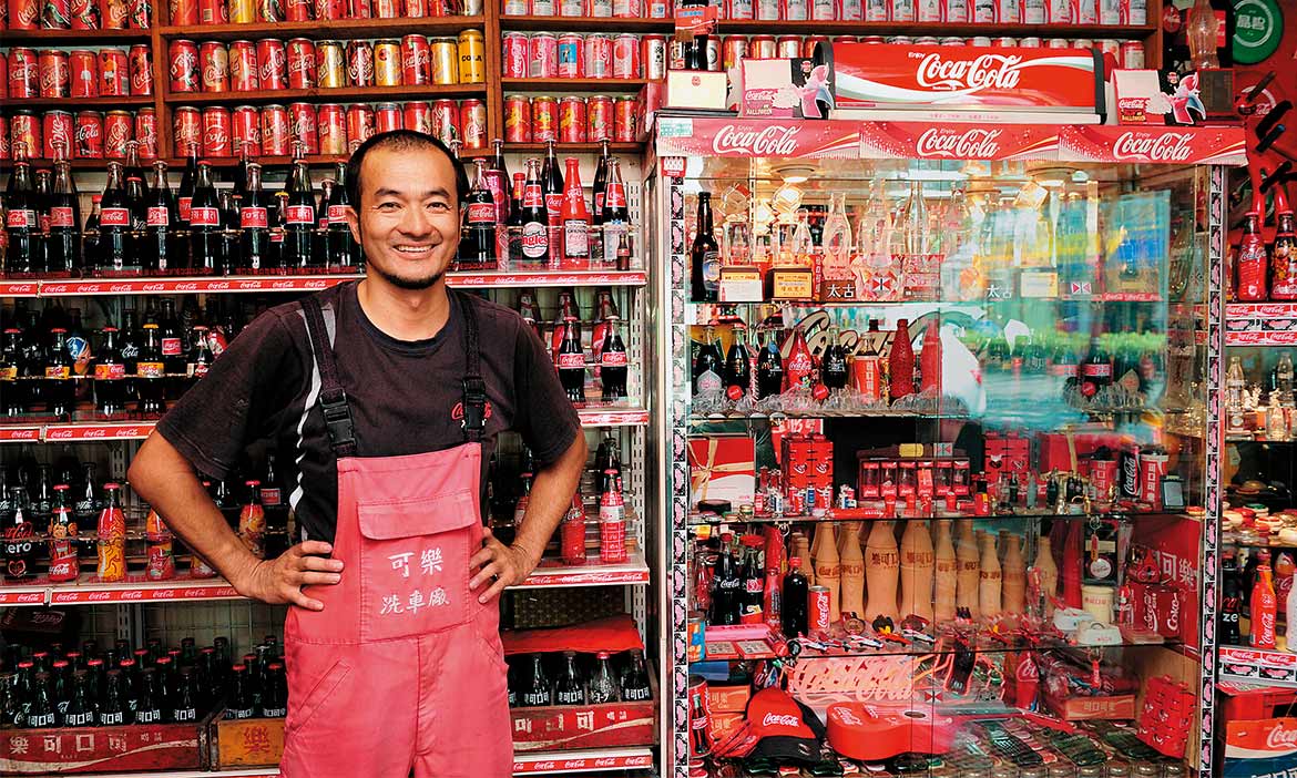 藏在汽車美容店裡的可口可樂博物館，用蒐藏細數台灣的時代記憶