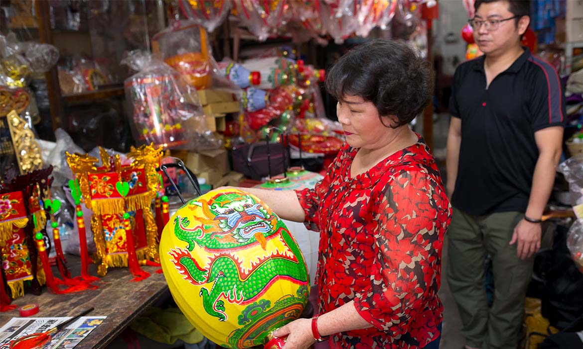 逢年過節在地人總會報到的老店，別具風味的手寫燈籠