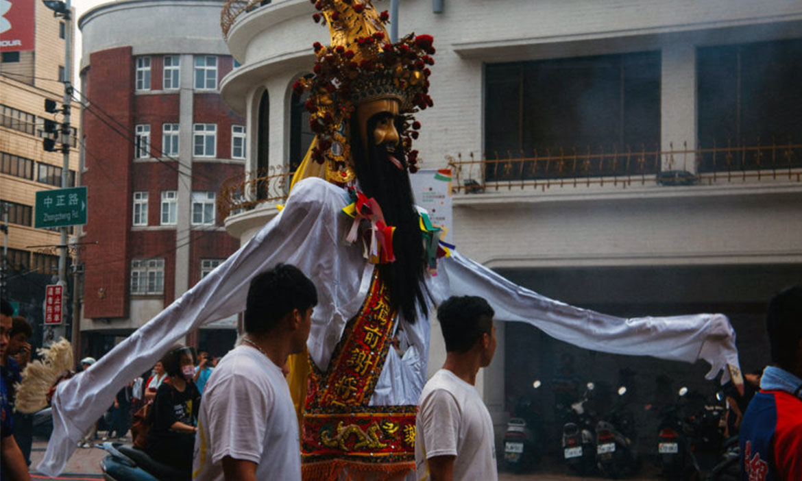 竹塹中元城隍祭 千名信眾背紙枷，消除業障求平安