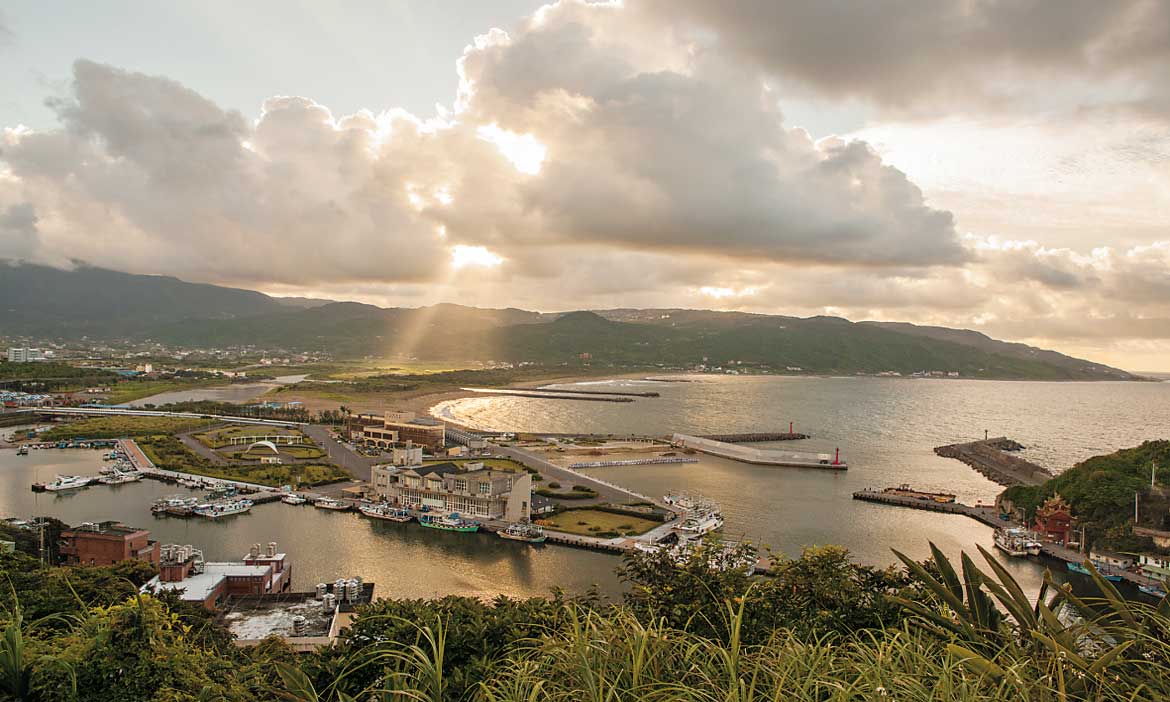 泡鐵湯、吃海產、賞野百合，春天去一趟金山正好！