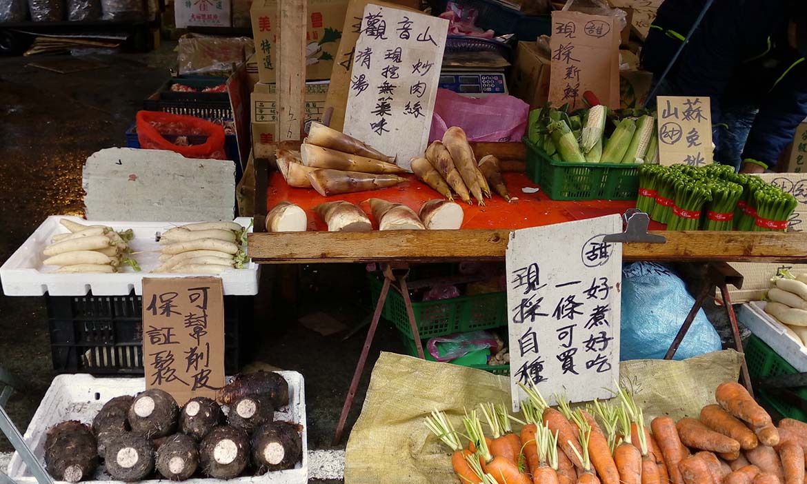 在地朋友帶路，走跳一回台北濱江市場，看攤位名的趣味