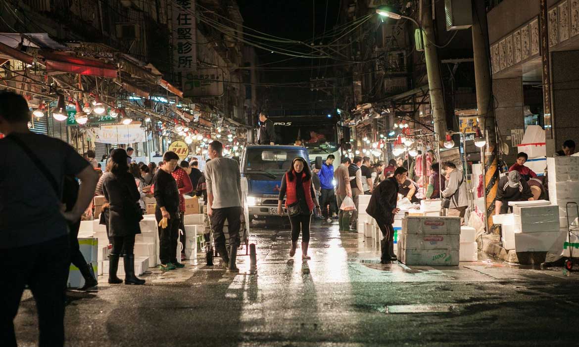 長大後才明白基隆崁仔頂的魅力，深夜白天兩款風景