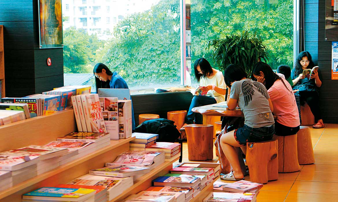 政大書城  在花蓮開啟一扇閱讀的門，看山看海也看書
