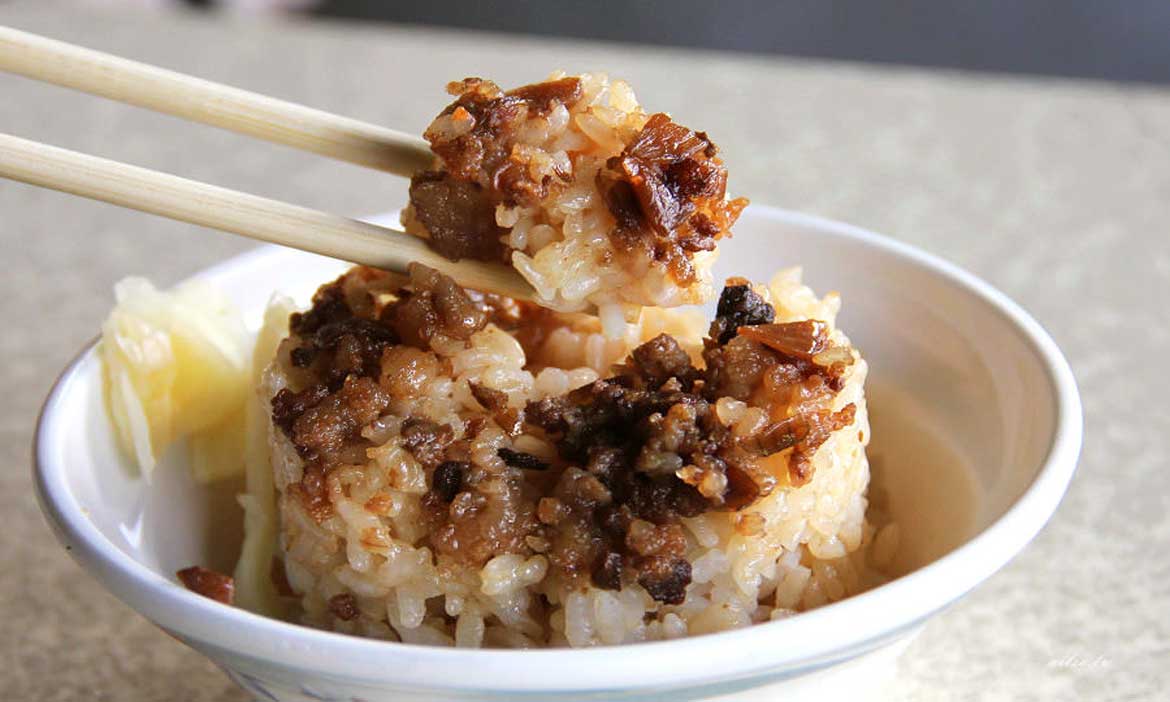 筒仔米糕的外表、肉燥飯的魂，屏東正老牌公園肉燥飯 湯品也是一絕