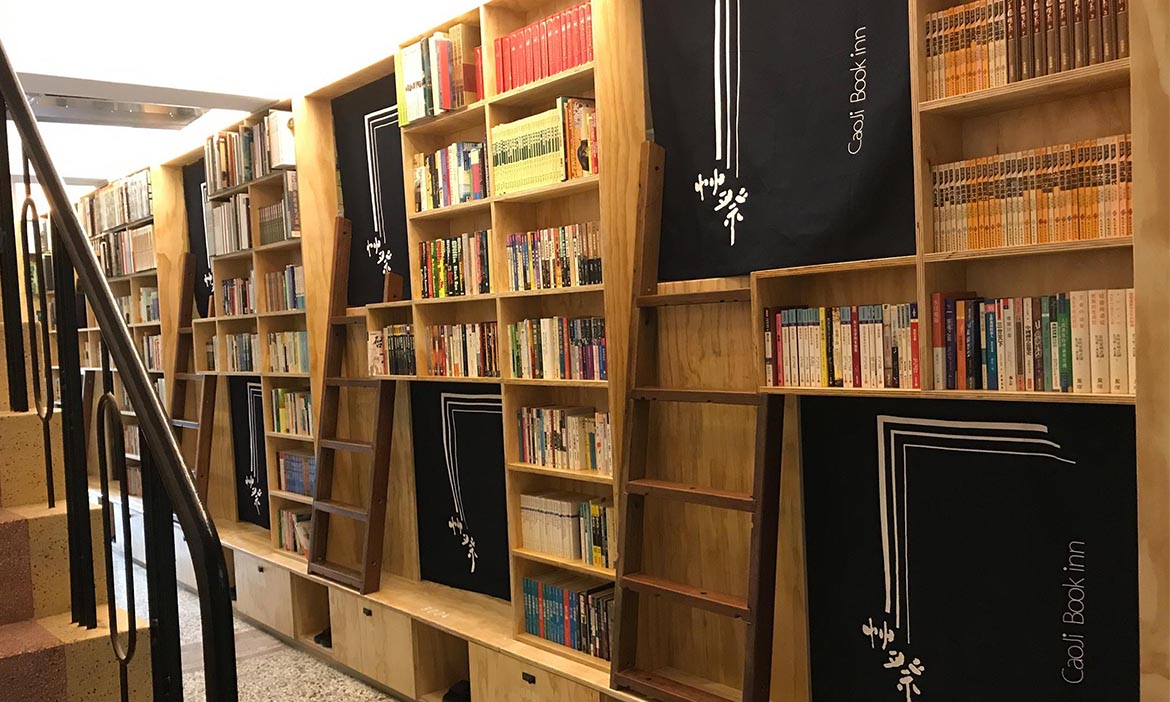 書店開放住宿中，台南「艸祭Book Inn」讓你住進南台灣最美二手書店