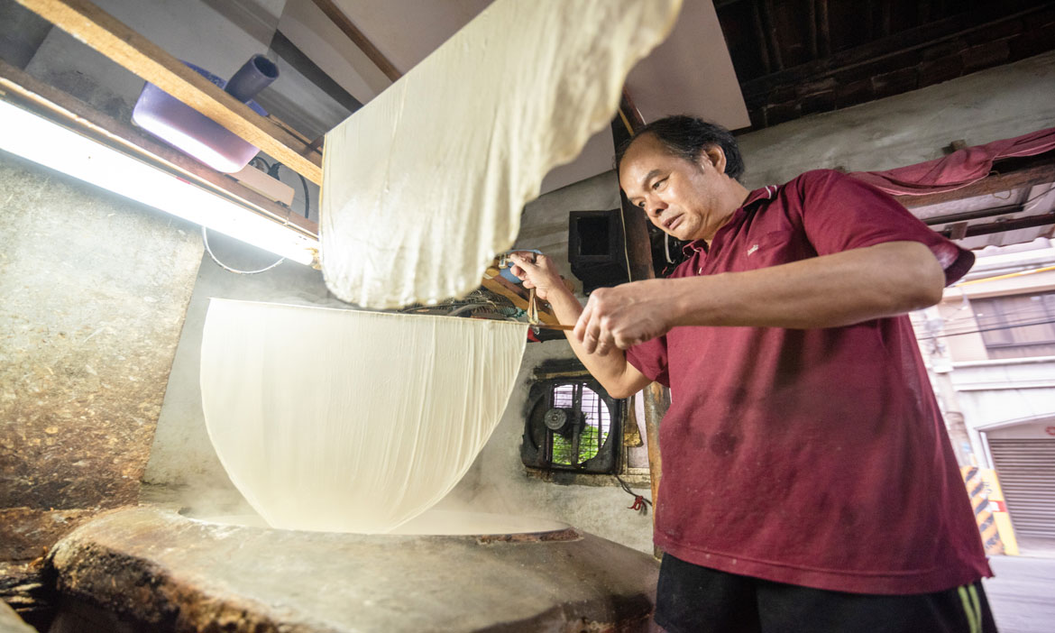 清晨從蒸氣出發，「永順豆皮工廠」鶯歌土角屋內有美味