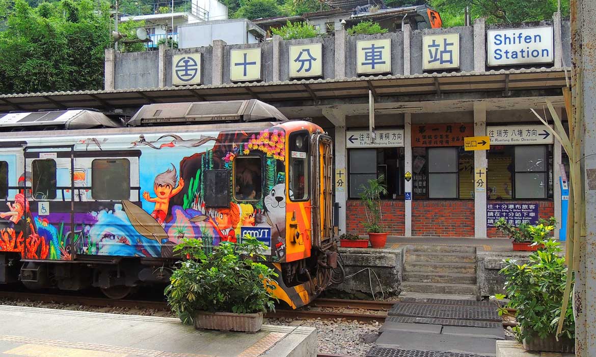 銅板小旅行11元起跳！作家劉克襄從車站，慢慢走深深的感受