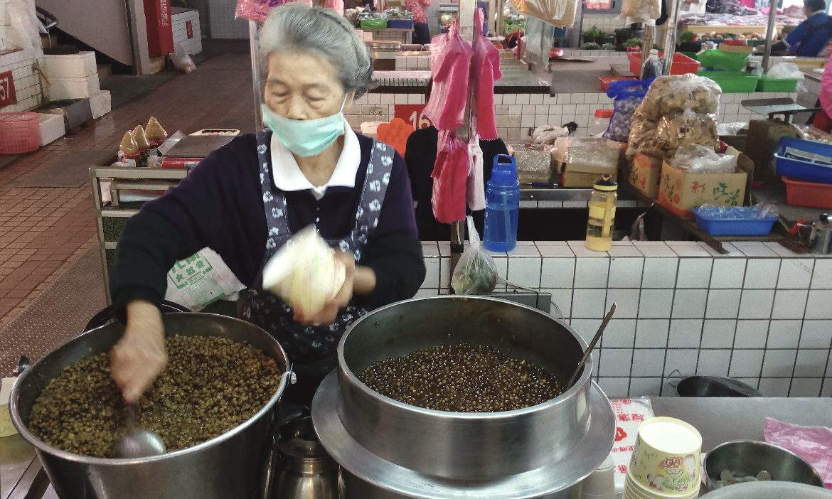 到苗栗北苗市場，尋找傳說中的阿婆粉圓，遇到更多「功夫攤」