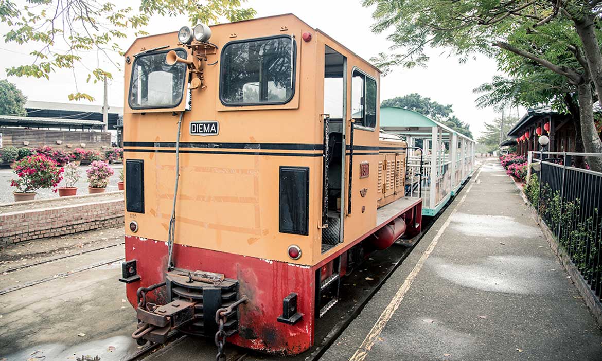 乘坐曾是運輸命脈的新營五分車，飽覽台南田野風光