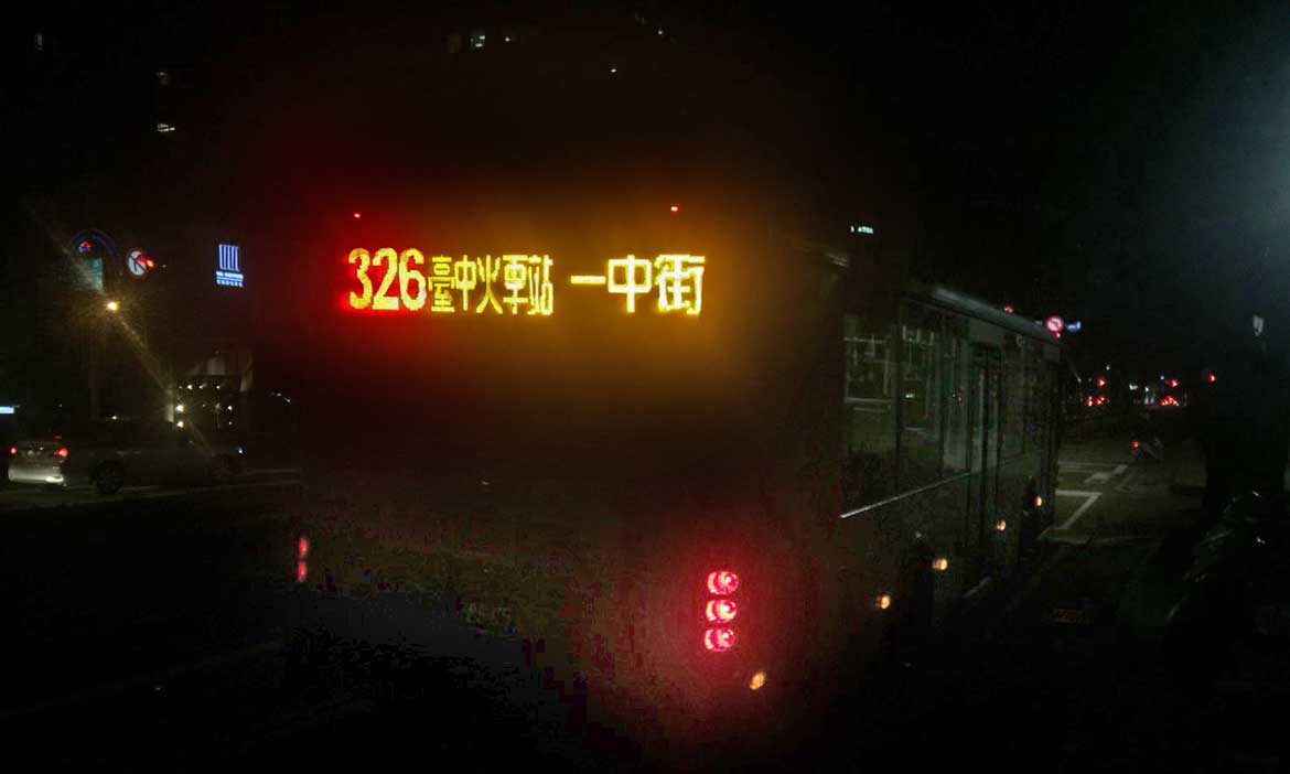 再晚都回得了家！從深夜開到天亮，台中326路夜間公車