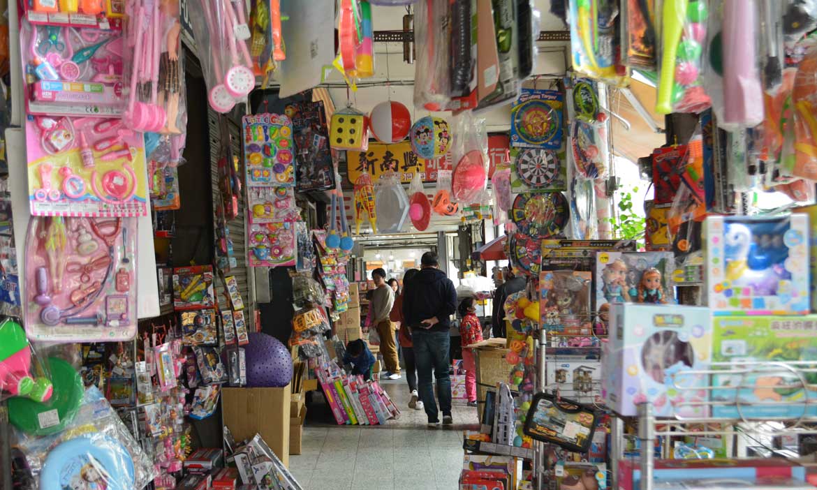 走過台中中山路的玩具街，懷念起小時候阿嬤的柑仔店