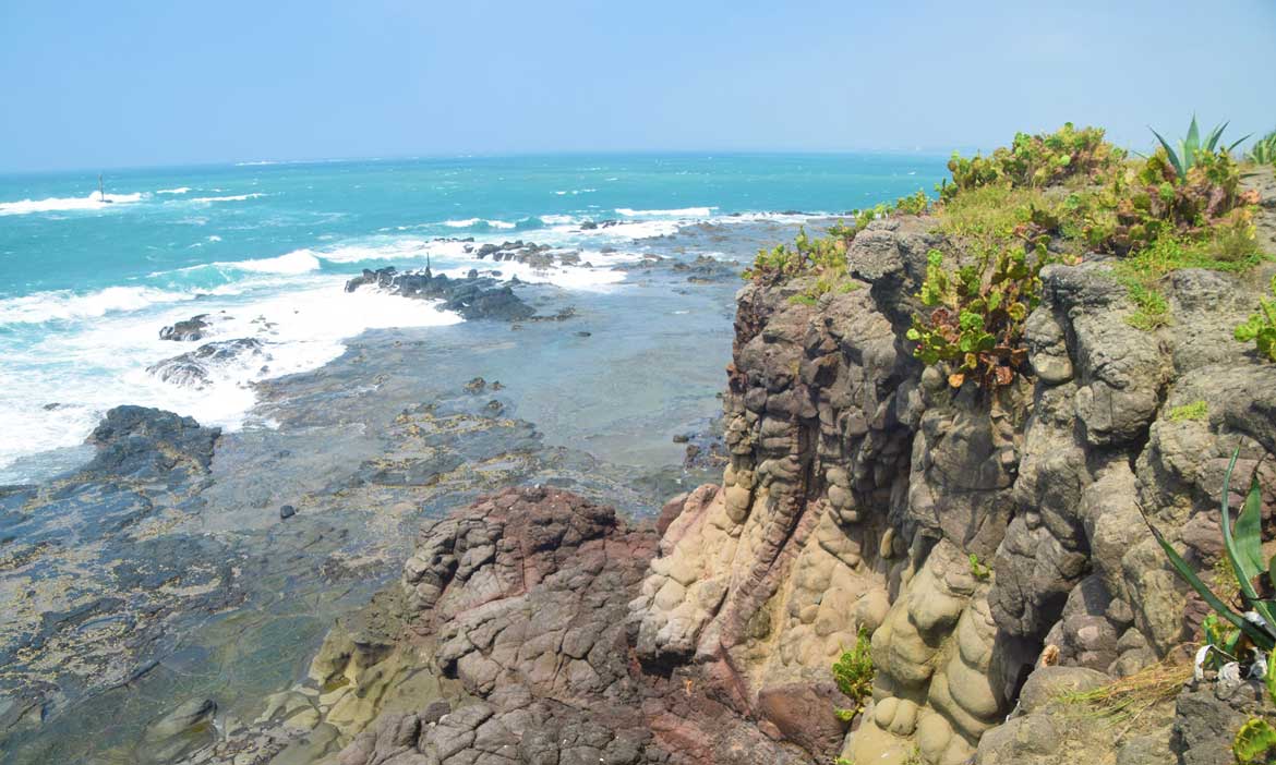 沿著澎湖龍門海岸邊行走，發現神秘的地下坑道