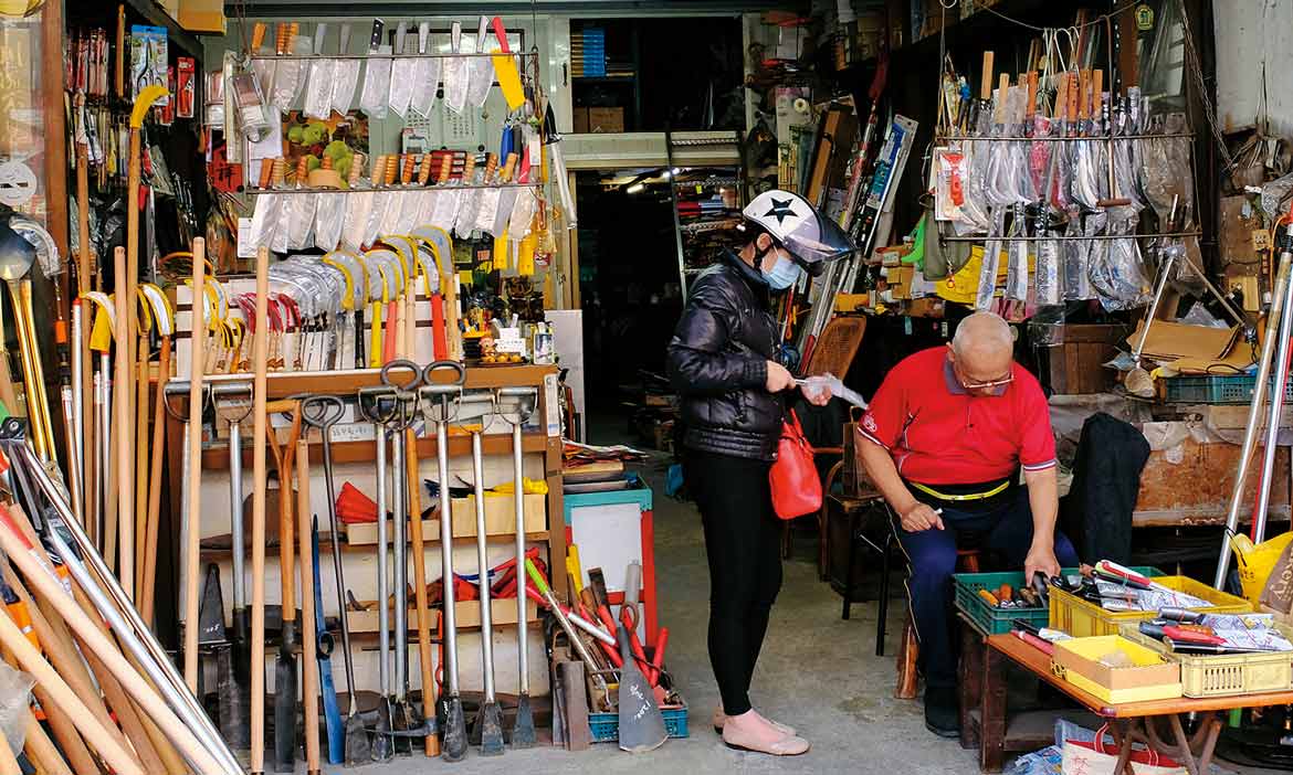 屏東市打鐵三間店 超過九十年的老字號，磨刀是服務，製刀才是主業