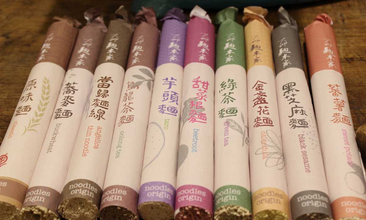 大呷麵本家 八十年台中老麵廠結合在地食材，有記憶的包裝讓傳統翻新