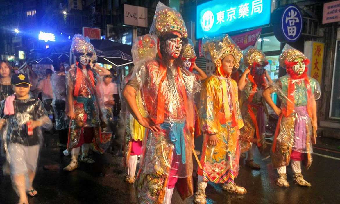 農曆八月十四城隍夜巡，要逾假未歸的好兄弟好好回家
