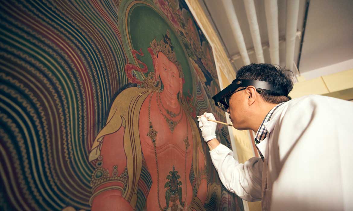 視文物為己命，文物修復師 為每一件作品重現歲月光景
