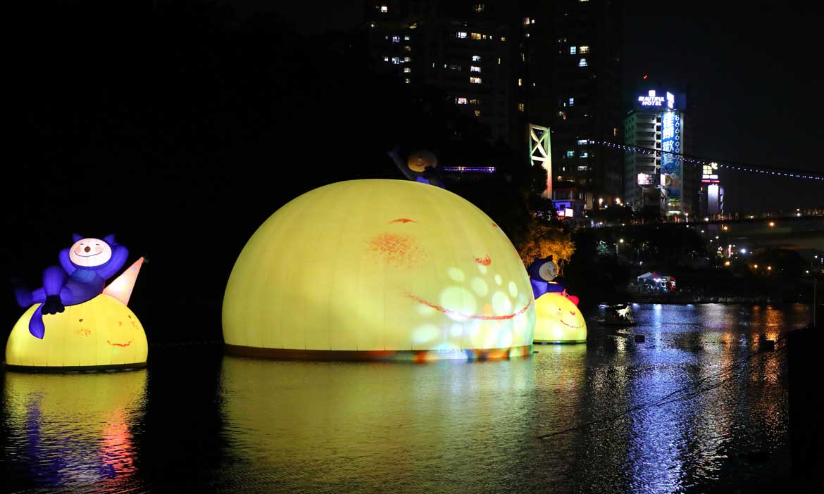 超級月亮漂浮在碧潭，感受白天與夜晚不同的療癒溫暖