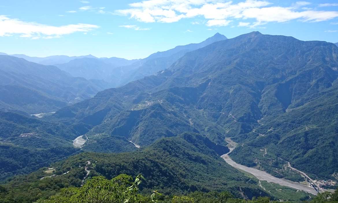 蜿蜒台24線山中寶藏，在德文部落覓得百年咖啡香