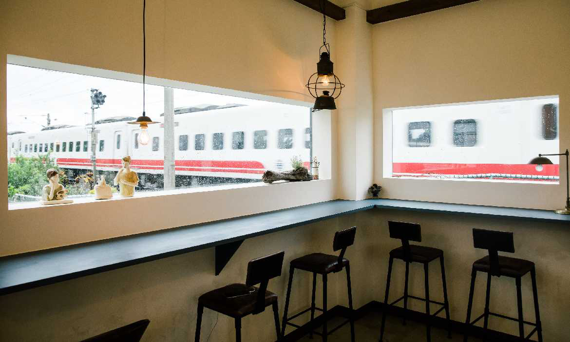 鐵道旁的咖啡館 頭城「小花徑咖啡」，山海之間的舒心角落