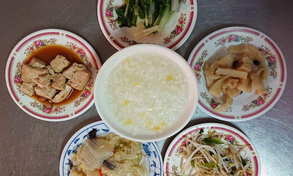 嘉義市的炒麵與清粥小菜，讓人願意遠道而來住一晚