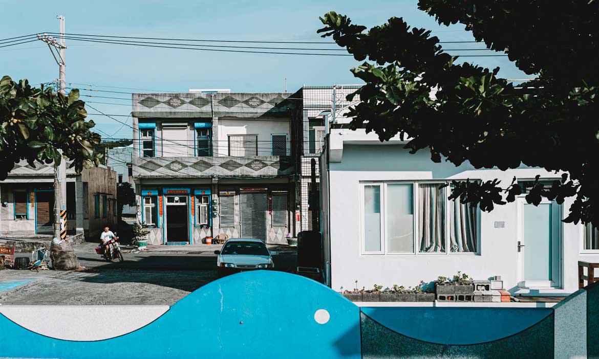 離海生館不遠，一個灣岸弧線絕美的小漁村 屏東後灣
