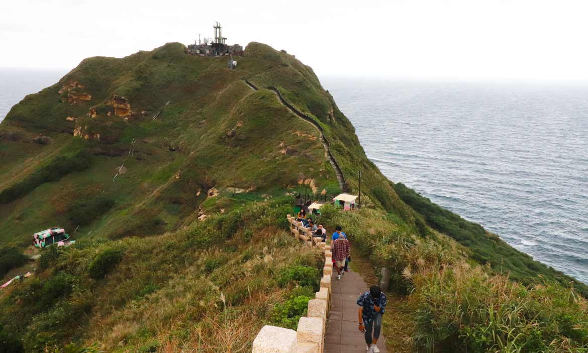 在瑞芳喝杯咖啡配海景看黑鳶，走鼻頭步道賞天然地景
