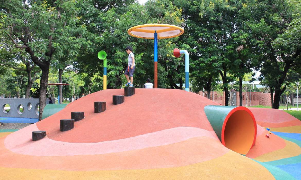 高雄親子景點 左營蓮池潭特色公園，玩沙攀繩繽紛一下午