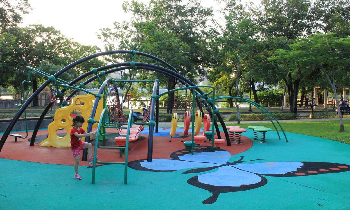 高雄三民金獅湖特色公園，獨有的乾淨愜意 適合散散步也適合遛小孩
