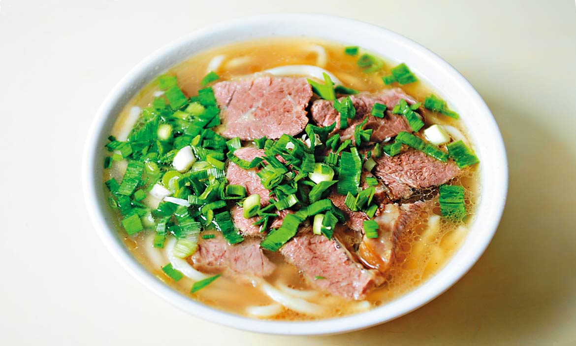 巷弄裡的台灣 劉山東牛肉麵，邰智源：「不管再熱，蹲著吃都願意」