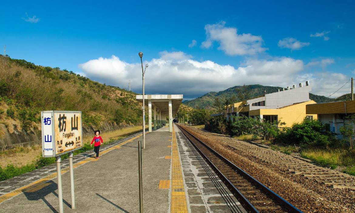國境最南的無人小站，屏東枋山車站 與南迴鐵路坐山望海