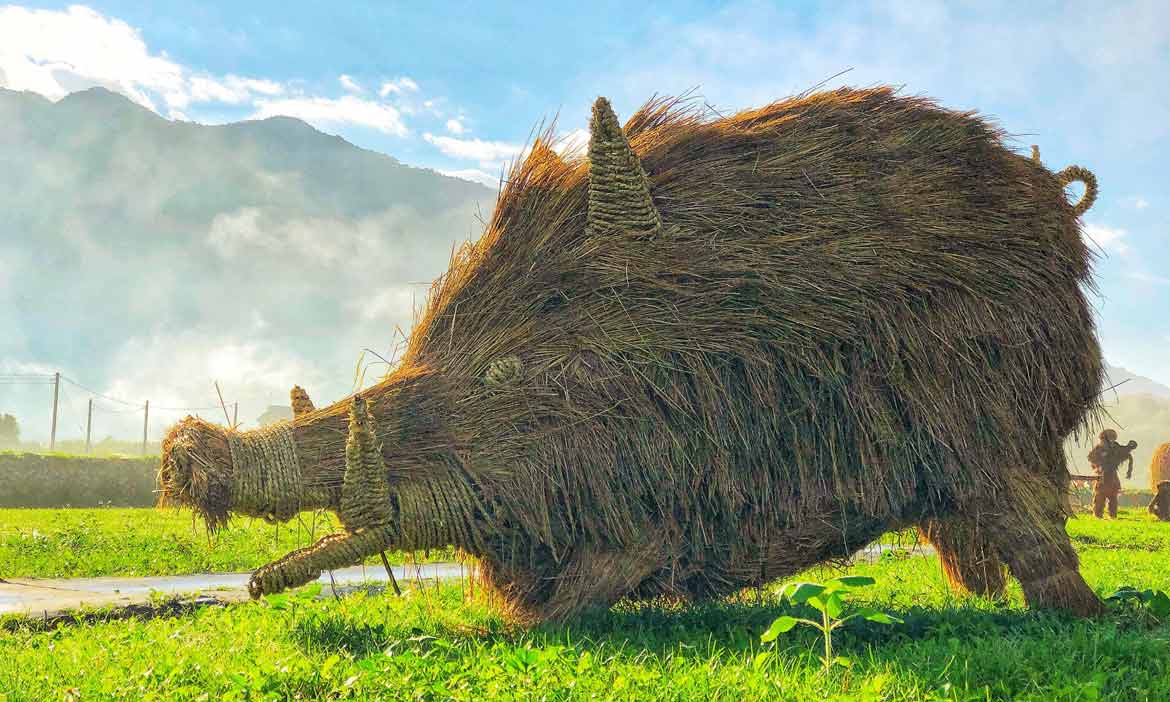 冬遊新景點 花蓮富里稻草藝術季開展到3月底！17件稻草動物山野間現身