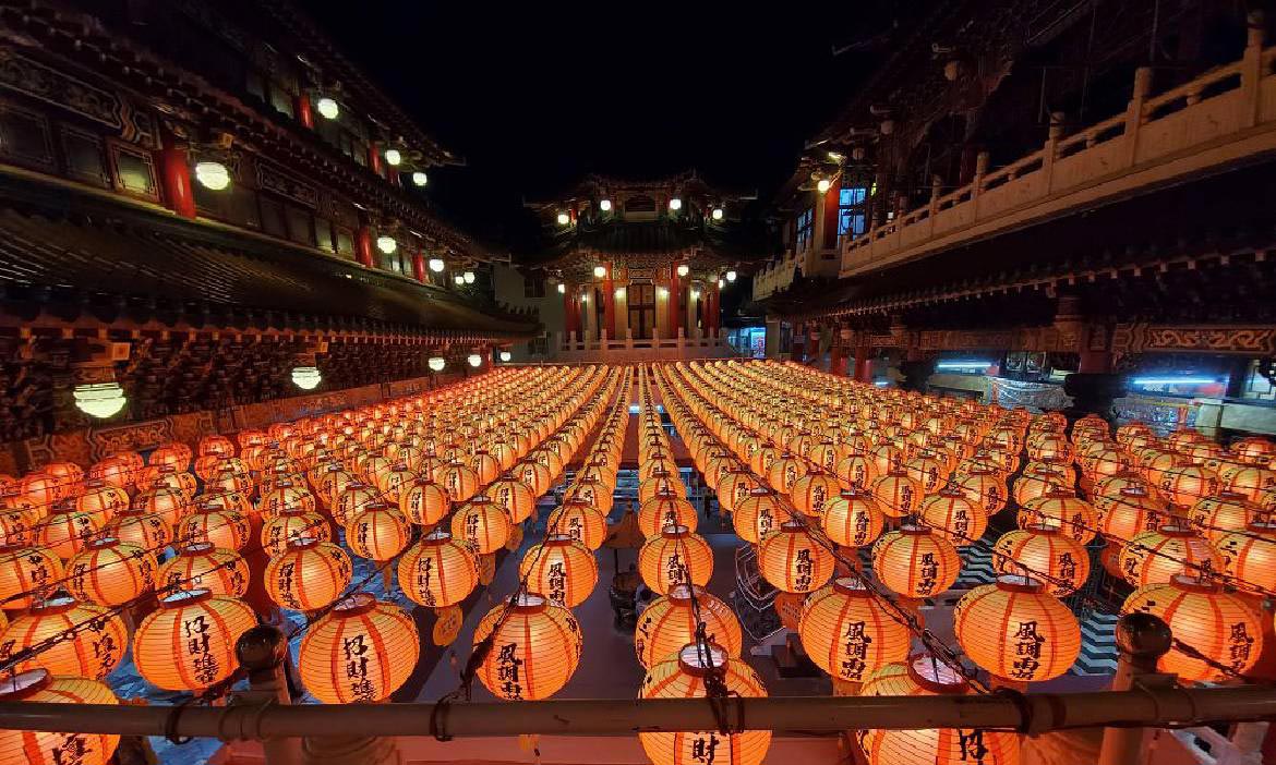 像是踏入神隱少女場景！高雄隱藏版夜景 三鳳宮紅燈籠海