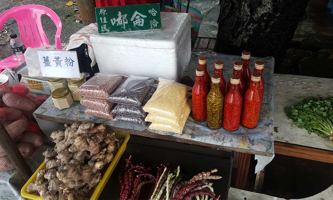 從花蓮壽豐的市集，學阿美族人採集的智慧，帶一些從沒見過的野菜回家