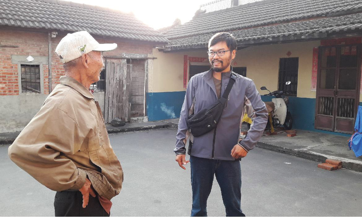 彰化老家院子裡像是過年一樣，回鄉耕種凝聚了一個家