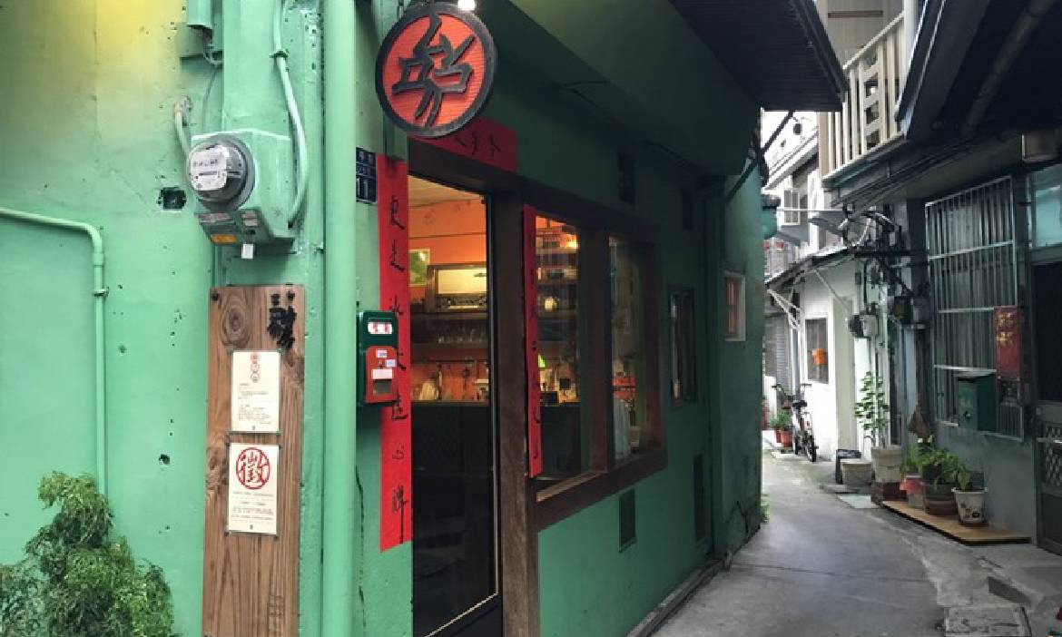 配豆腐或油條都對味 來碗台中古早味杏仁茶，在木板老屋度過悠閒午後
