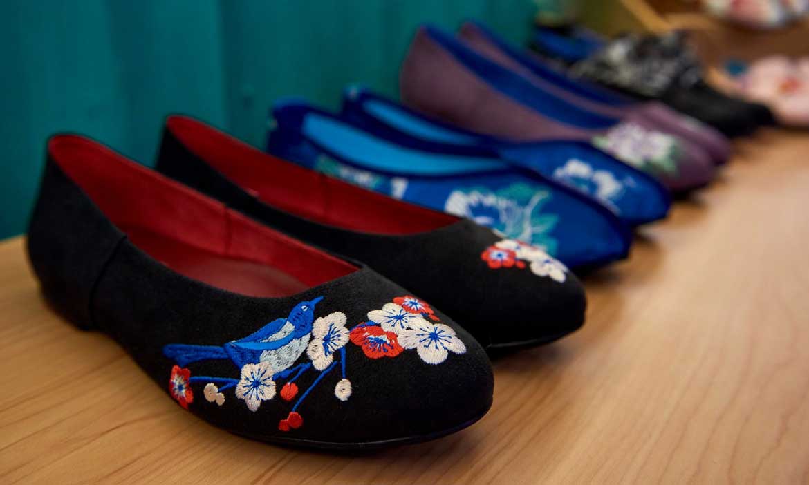 把手工繡花鞋從文學作品裡帶進生活，八十年「小花園」繼續寫歷史